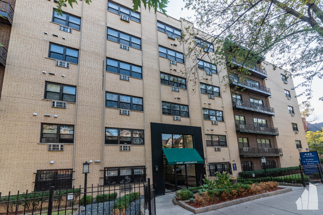 430 W Barry Ave, Unit 331 in Chicago, IL - Building Photo