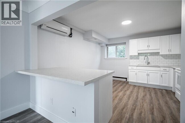 2161 Ghent Ave in Burlington, ON - Building Photo - Building Photo