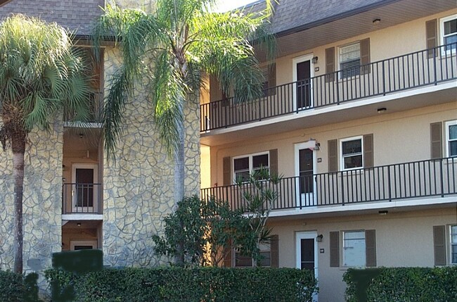 5467 Rattlesnake Hammock Rd in Naples, FL - Building Photo - Building Photo