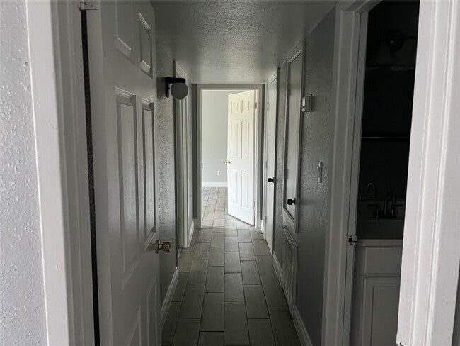 8034 Antoine Dr in Houston, TX - Foto de edificio - Building Photo