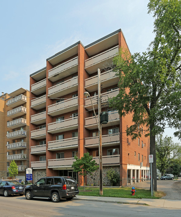 Charlton Park Apartments in Hamilton, ON - Building Photo