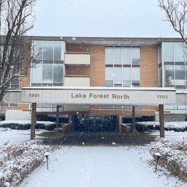 1301 N Western Ave in Lake Forest, IL - Building Photo