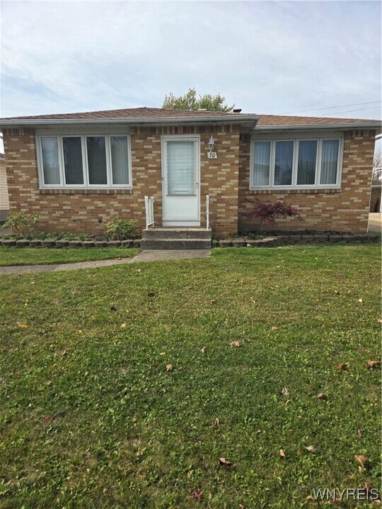30 Nassau Ln in Cheektowaga, NY - Building Photo