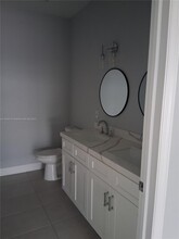 488 NW 40th Ct in Oakland Park, FL - Building Photo - Building Photo