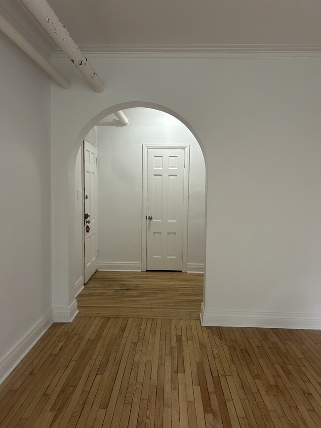 5801 Chem. de la Côte St Luc in Hampstead, QC - Building Photo - Building Photo