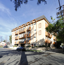 5038 Laurel Canyon Blvd in Valley Village, CA - Building Photo - Building Photo