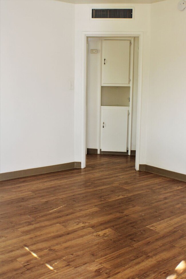 615 Olive St, Unit 615 in Bakersfield, CA - Foto de edificio - Building Photo