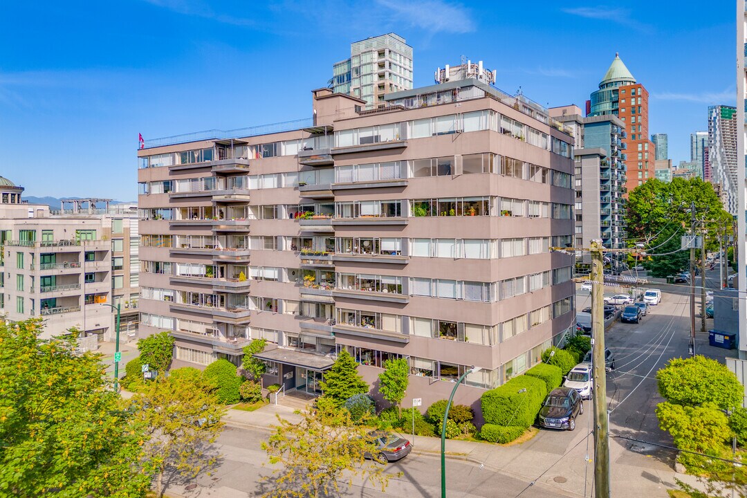 The Glass Manor in Vancouver, BC - Building Photo