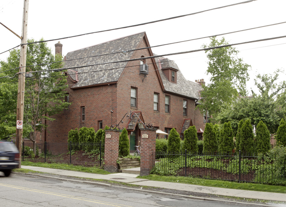 Dover Gables in Pittsburgh, PA - Building Photo