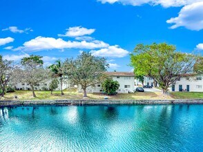 374 Sunshine Dr in Coconut Creek, FL - Foto de edificio - Building Photo