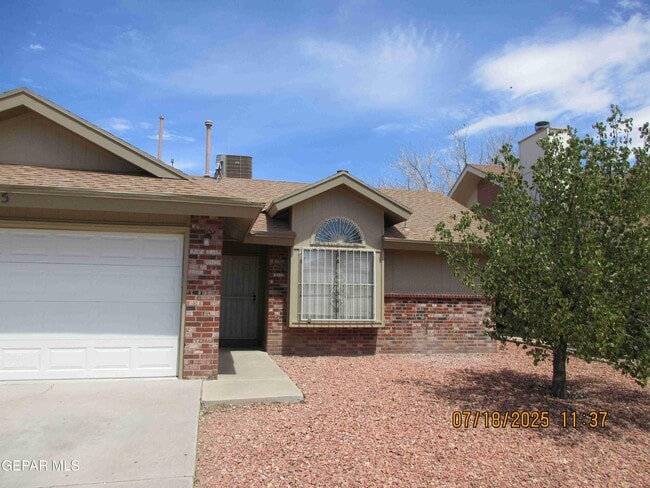 1465 Sierra De Oro Dr in El Paso, TX - Foto de edificio - Building Photo