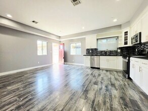 631 W 83rd St in Los Angeles, CA - Building Photo - Building Photo