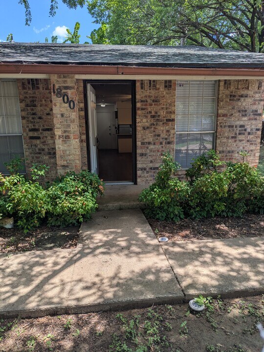 1800 Romack Ct, Unit B in Arlington, TX - Building Photo