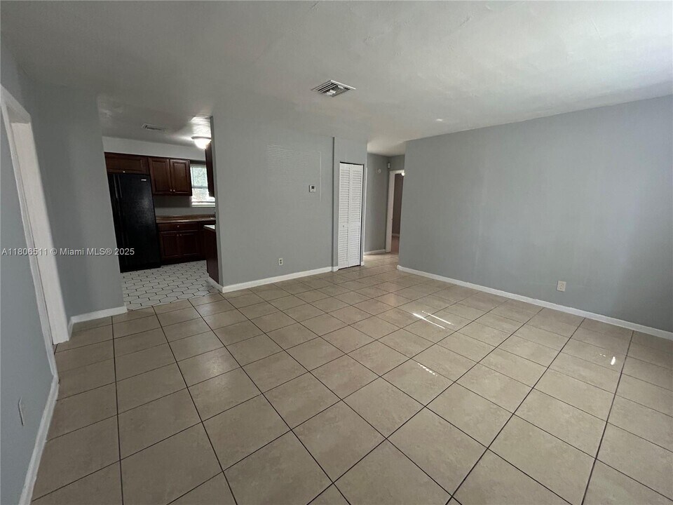 2010 NW 30th Ave in Fort Lauderdale, FL - Foto de edificio