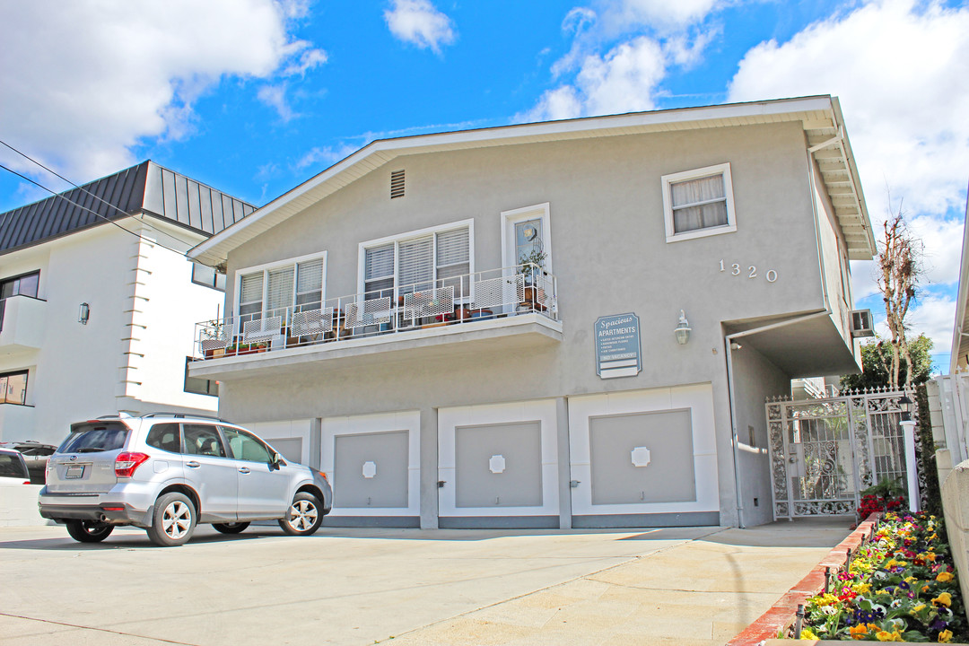 1320 N Martel Ave in Los Angeles, CA - Foto de edificio