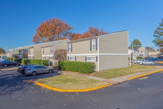 Sea Pines in Virginia Beach, VA - Foto de edificio - Building Photo
