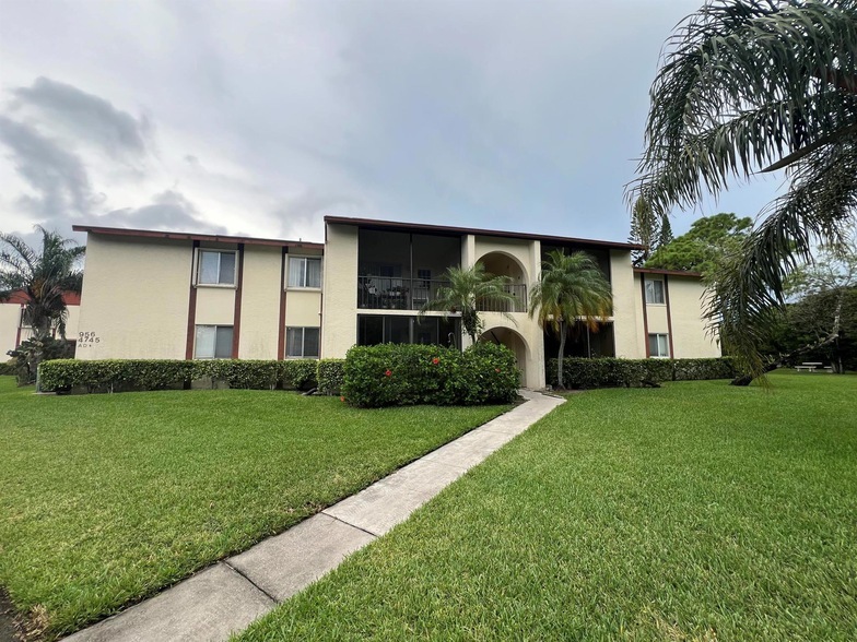 4745 Sable Pine Cir in West Palm Beach, FL - Building Photo