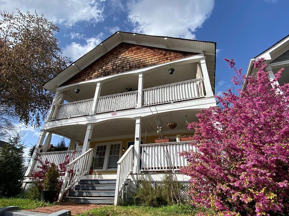 Duplex on Boulevard Place in Atlanta, GA - Building Photo