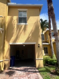 108 W Pigeon Plum Dr in Jupiter, FL - Foto de edificio - Building Photo