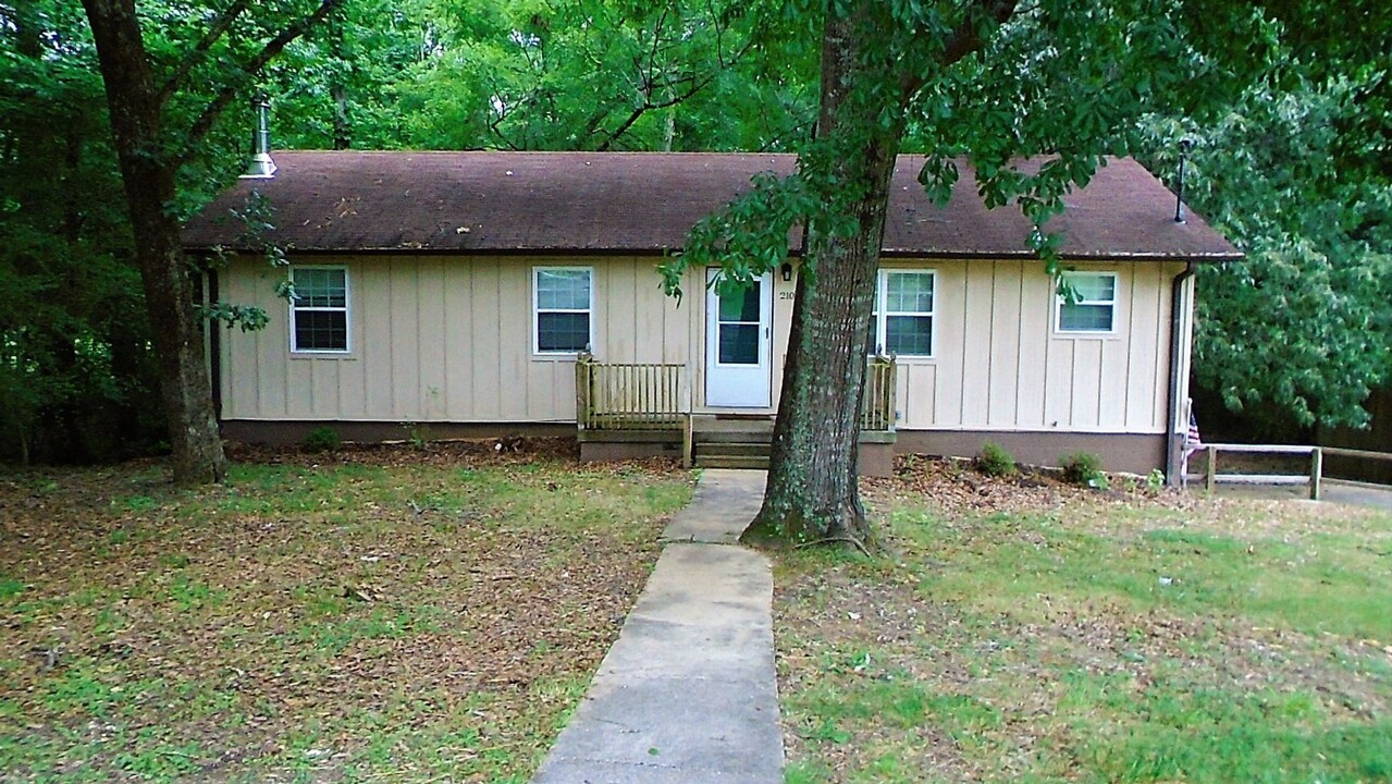 2102 Collier Dr in Hartselle, AL - Building Photo