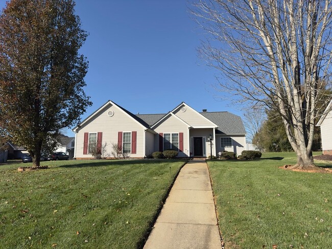 1806 Hanford Hills Rd in Graham, NC - Foto de edificio - Building Photo