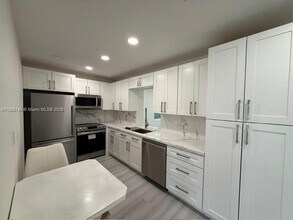 7003 NW 99th Ave in Tamarac, FL - Foto de edificio - Building Photo