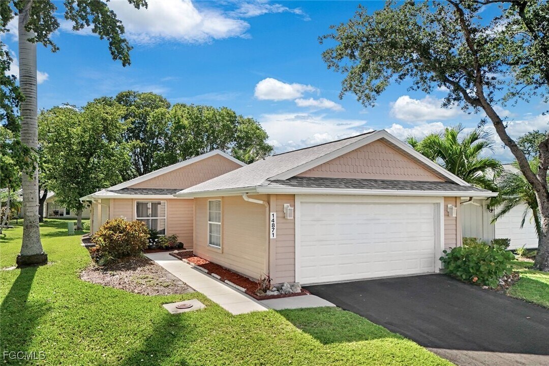 14871 Crescent Cove Dr in Ft. Myers, FL - Building Photo
