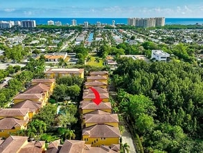 345 NE 69th Cir in Boca Raton, FL - Foto de edificio - Building Photo