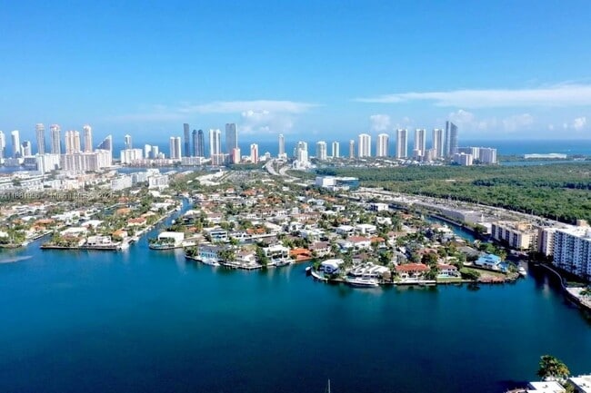 16570 NE 26th Ave in North Miami Beach, FL - Building Photo - Building Photo