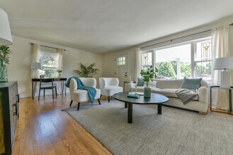 402 E Calumet Rd in Fox Point, WI - Building Photo - Building Photo