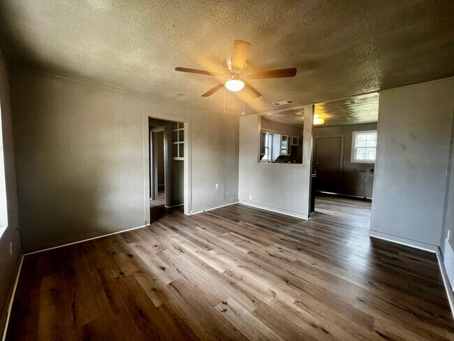 220 N 6th St in Slaton, TX - Building Photo - Building Photo