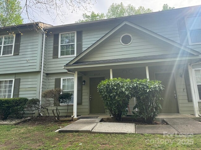3912 Briarhill Dr in Charlotte, NC - Foto de edificio - Building Photo