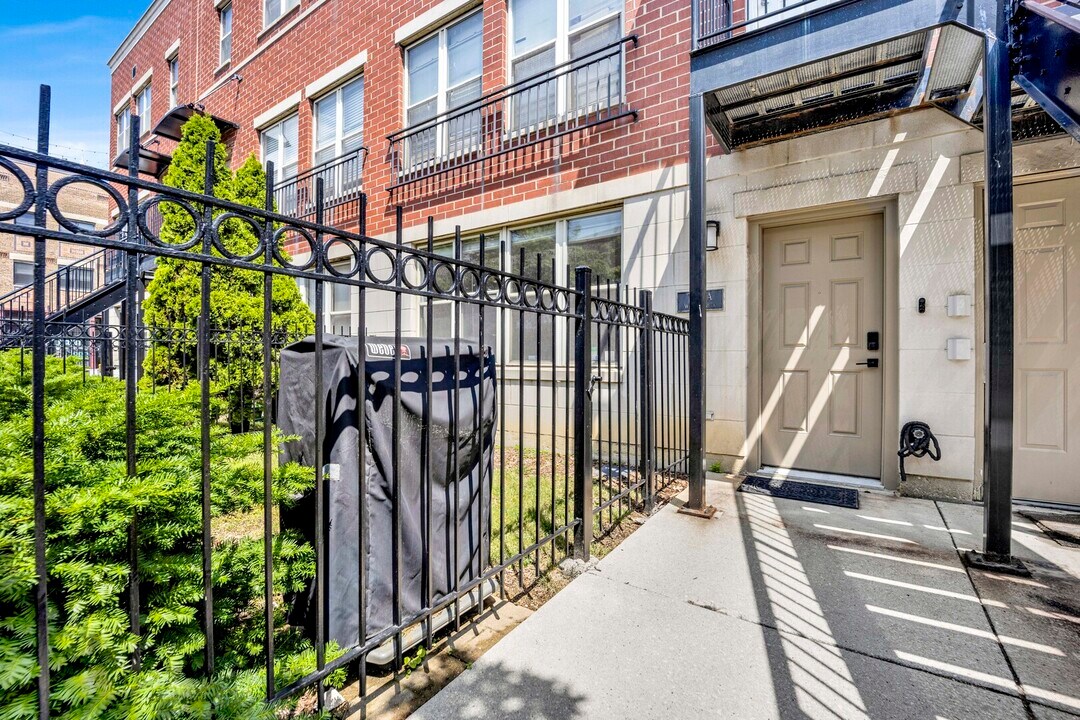 754 W Evergreen Ave in Chicago, IL - Building Photo