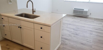 2501 Riverside Dr in Coral Springs, FL - Building Photo - Building Photo