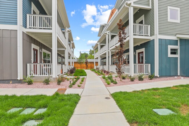 Baseline Townhomes in Lafayette, CO - Foto de edificio - Building Photo