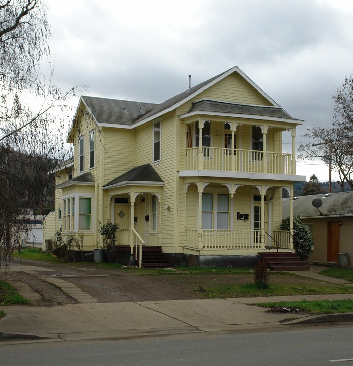 1537 SE Pine St in Roseburg, OR - Foto de edificio