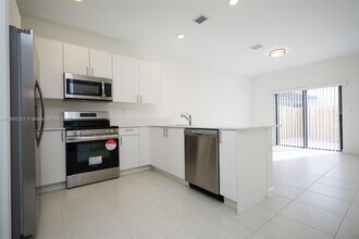23057 SW 129th Pl in Miami, FL - Foto de edificio - Building Photo