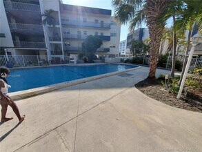 16750 NE 10th Ave, Unit 124 in North Miami Beach, FL - Foto de edificio - Building Photo