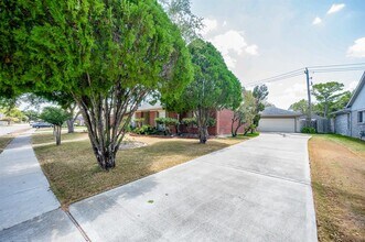 13211 Rosstown Dr in Sugar Land, TX - Building Photo - Building Photo