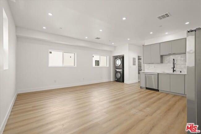 property at 912 N Hudson Ave