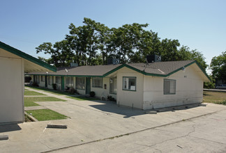 617 W Santa Fe Ave in Merced, CA - Foto de edificio - Building Photo