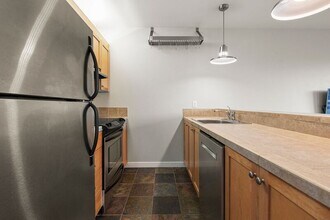 423 NW Uptown Terrace in Portland, OR - Building Photo - Building Photo