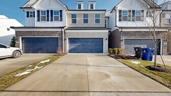 5557 E Spaniel Dr in Ann Arbor, MI - Building Photo