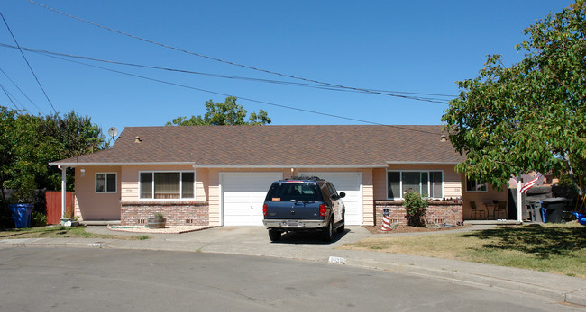 1536 Hilliard Ct in Santa Rosa, CA - Foto de edificio - Building Photo