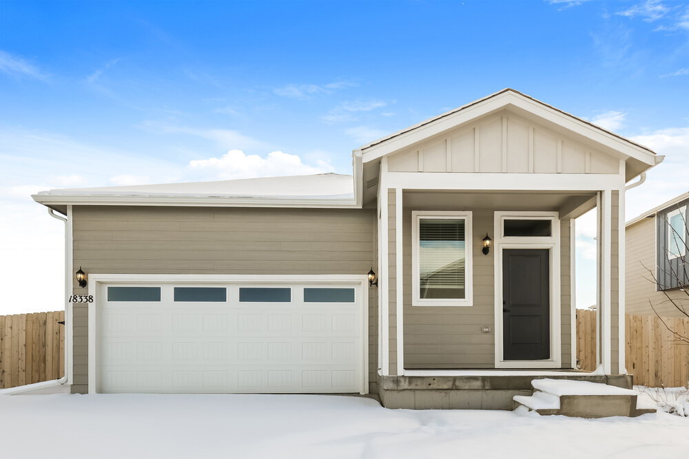 18338 E 93rd Pl in Commerce City, CO - Foto de edificio