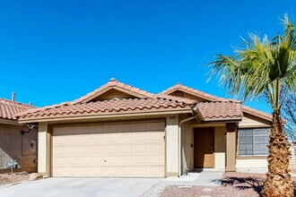 7668 Kalmalii Ave in Las Vegas, NV - Building Photo - Building Photo