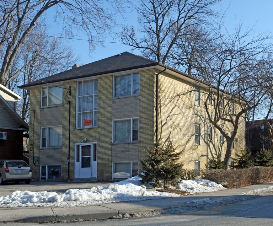 2566 Lake Shore Blvd W in Toronto, ON - Building Photo