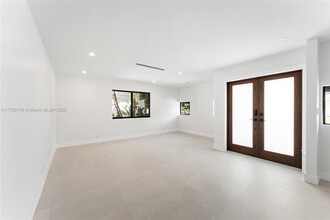 5736 SW 35th St in Miami, FL - Building Photo - Building Photo