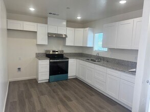 2317 Wilshire Alley in Bakersfield, CA - Building Photo - Building Photo