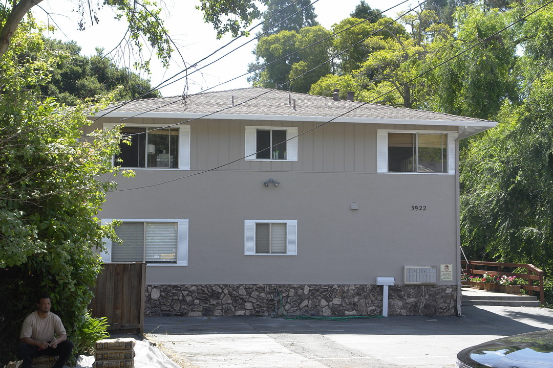 3922 Canon Ave in Oakland, CA - Foto de edificio